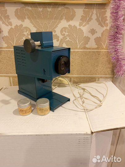 Проектор диафильмов и слайдов времён СССР