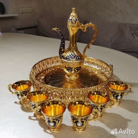 Красивый набор кофейника с кружками на подносе
