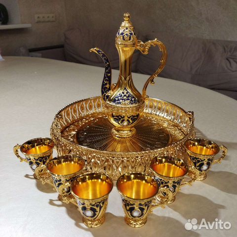 Красивый набор кофейника с кружками на подносе