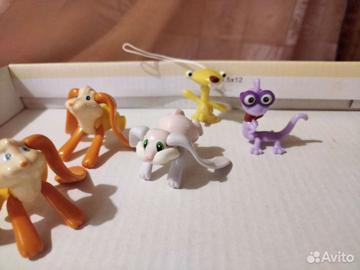 Игрушки из киндера животные, динозавры, мультгерои