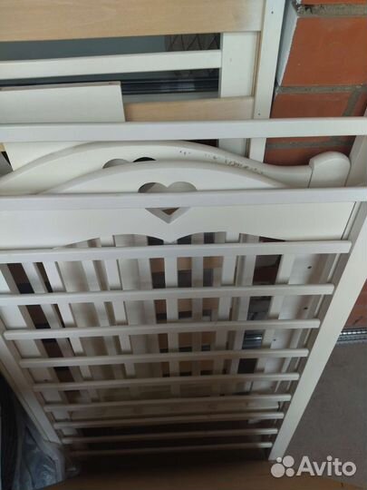 Детская кроватка с маятником и ящиками