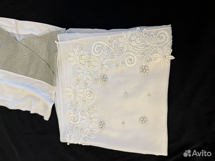 Белый платок с вшитыми бусами