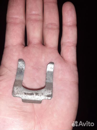 Скоба личинки замка