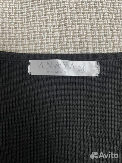 Черный лонгслив с декольте