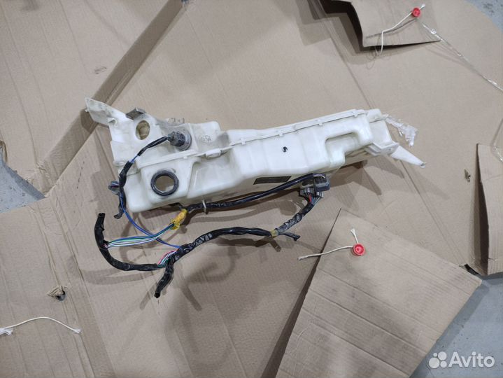 Бачок омывателя на тойоту lk200, Lexus lx570