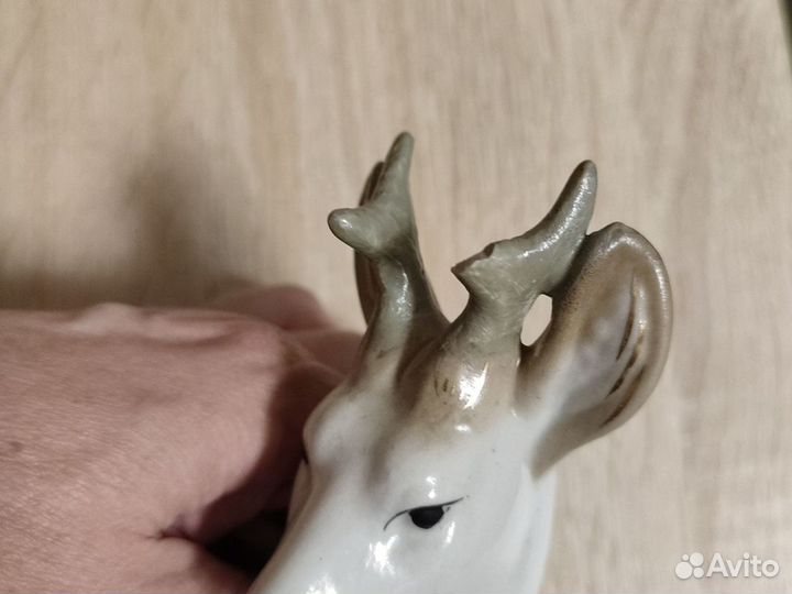 Олень фарфоровая статуэтка