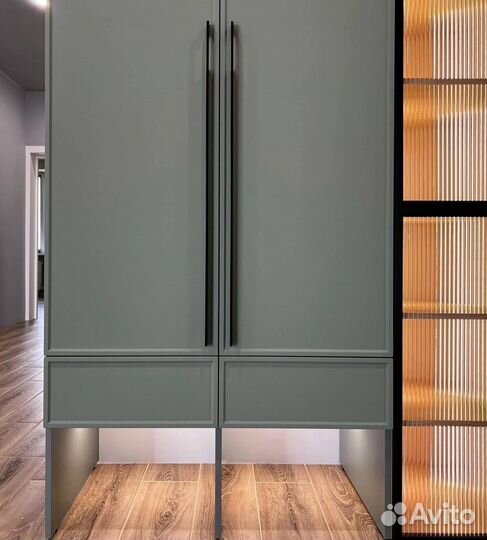 Шкаф с витриной в прихожую