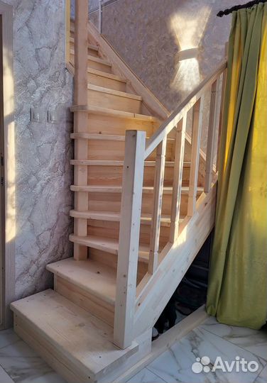 Деревянная лестница с поворотом
