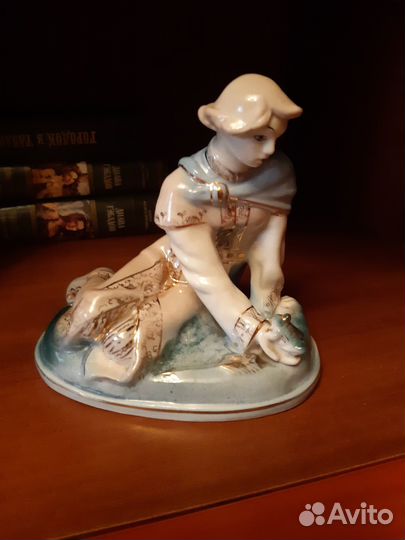 Фарфоровая статуэтка 