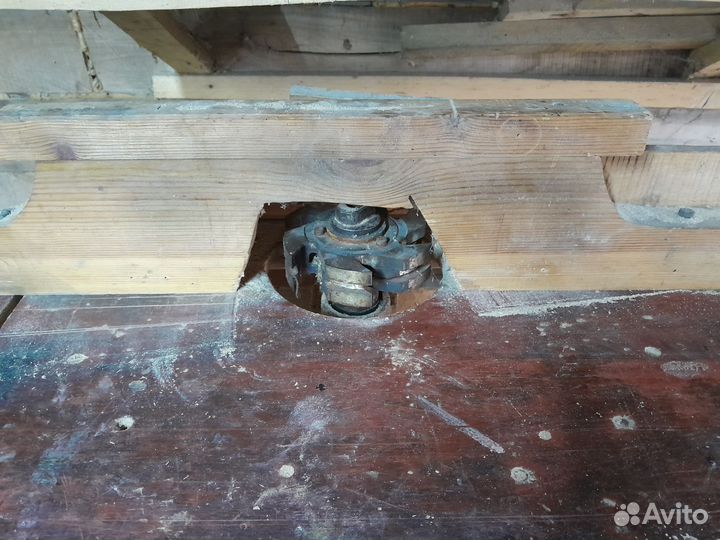 Фрезерный станок по дереву бу.есть фрезы к нему