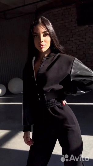 Костюм с вышивкой добермана