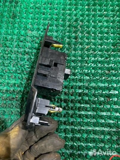 Кнопка стеклоподъемника задняя правая Toyota Prius