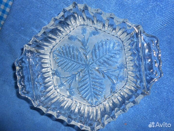 Оригинальной формы небольшой хрустальный салатник