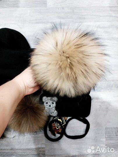 Шапка с натуральным мехом и апликацией