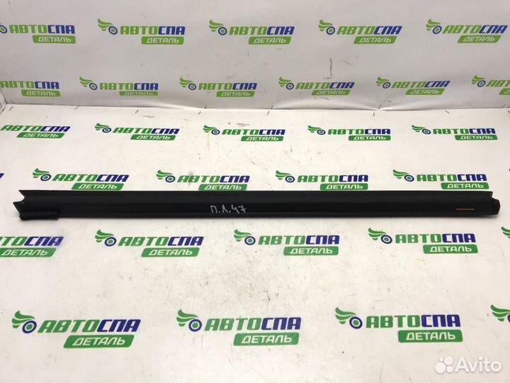 Уплотнитель стекла двери передний левый Mazda