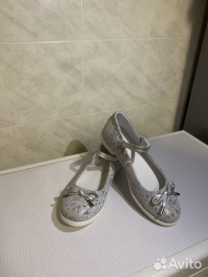 Новые детские туфли