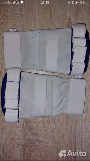 Щитки на ноги и перчатки