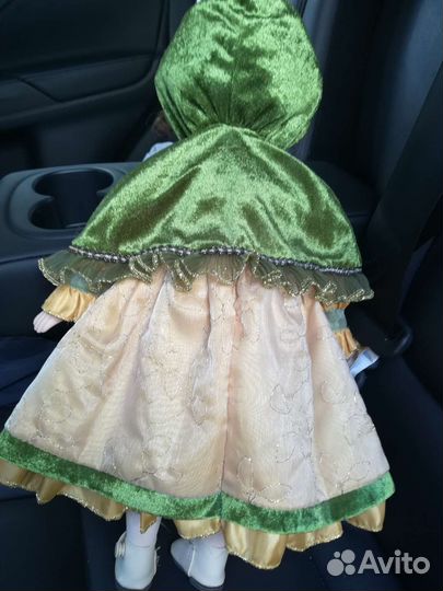 Кукла фарфоровая