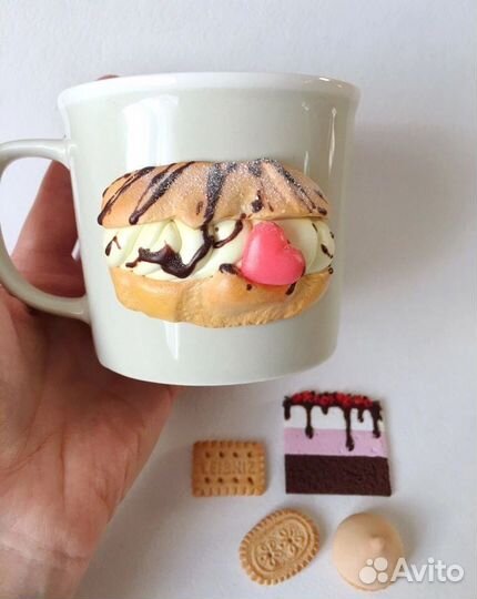 Кружка с декором из полимерной глины на подарок