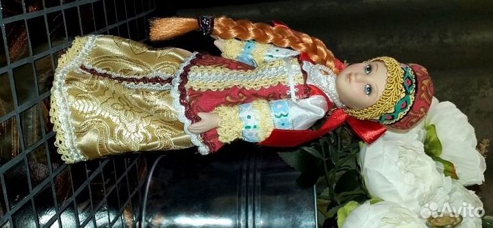 Кукла фарфоровая