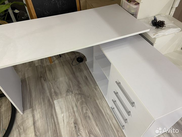 Компьютерный стол белый