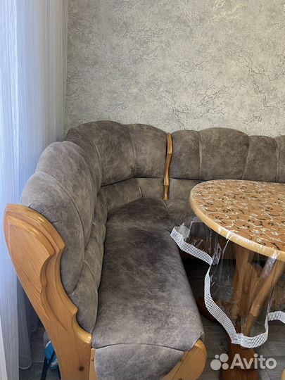 Продам кухонный стол и диван и стулья