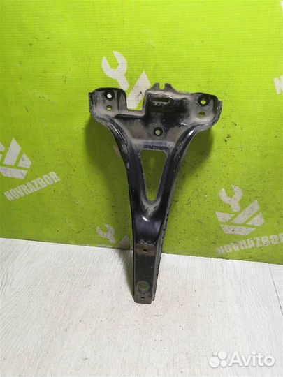 Кронштейн замка капота Фольксваген Гольф 4 Бора