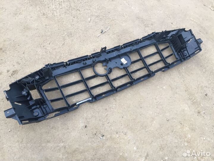 Кронштейн не целый решётки радиатора Audi Q8 2018