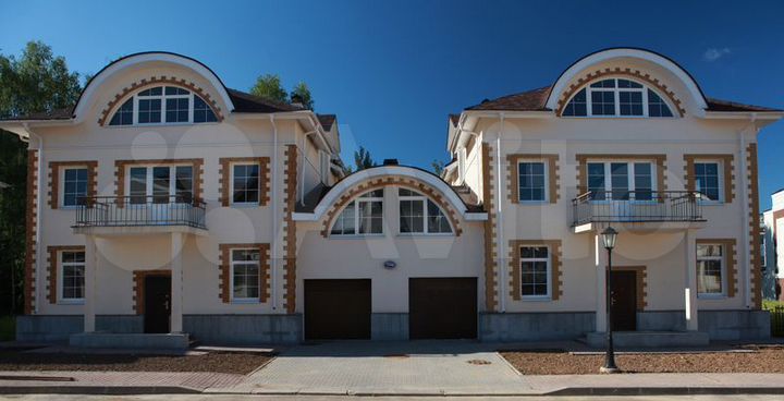 Коттедж 370 м² на участке 14 сот.