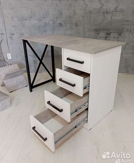 Маникюрный стол лофт