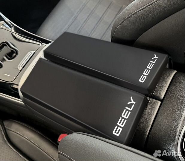 Защитная накидка на подлокотник Geely