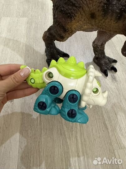 Большой тиранозавр,и маленький трицератопс