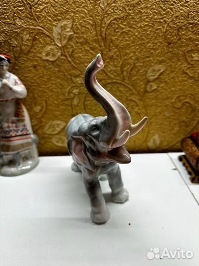 Фарфоровая статуэтка