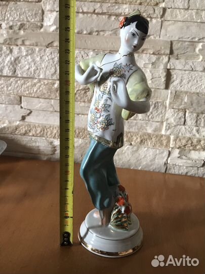 Фарфоровая статуэтка 