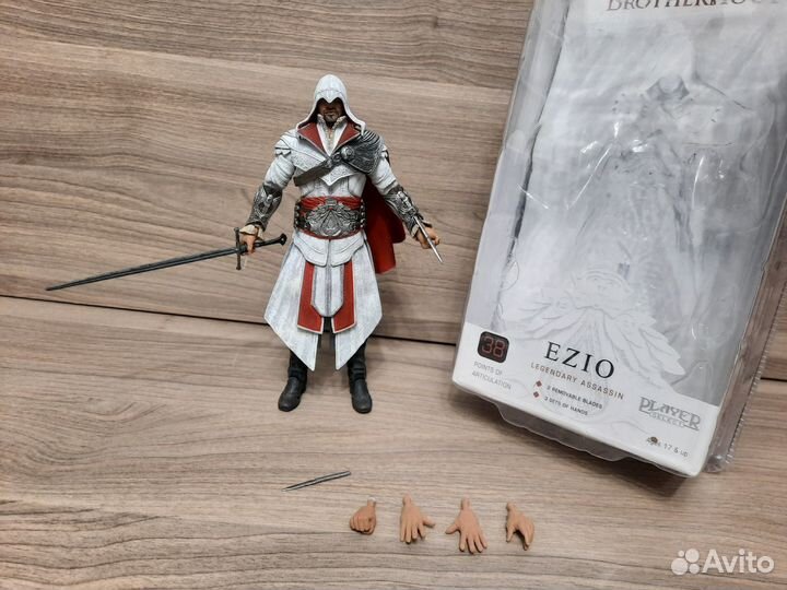 Фигурка Ассасин в классическом белом костюме