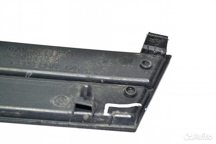 Пластиковая заглушка решетки радиатора, верхняя пр