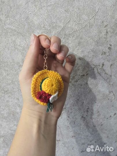Вязаный брелок шляпка