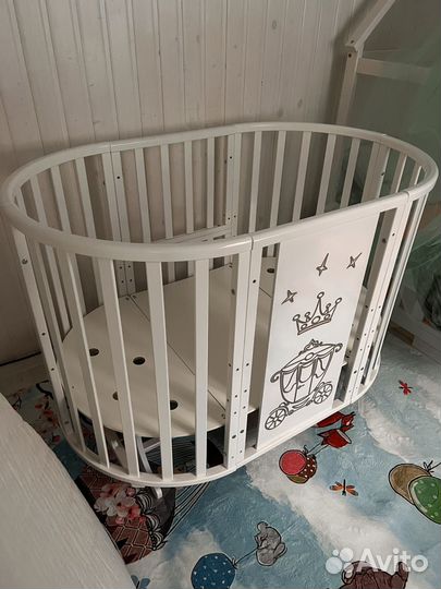 Детская кроватка с маятником