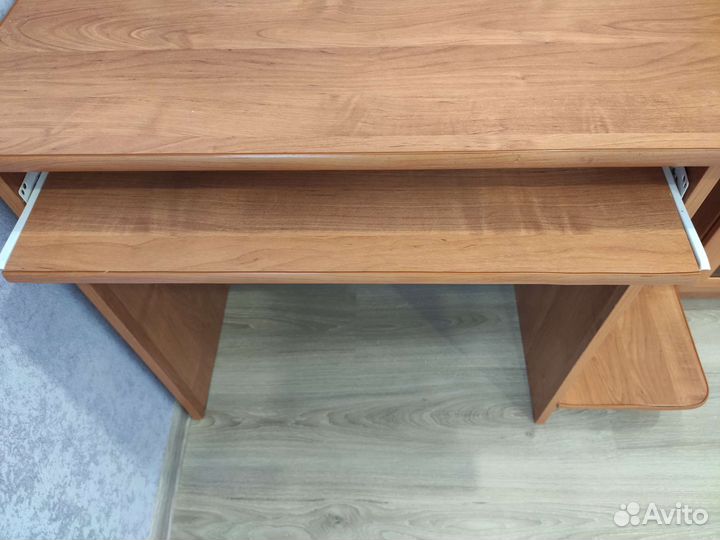 Компьютерный(письменный) стол со шкафом