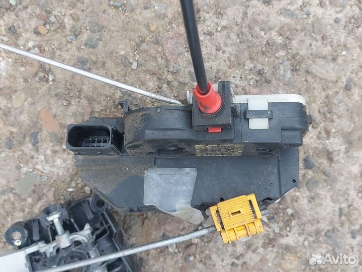 Замок правой двери Опель Астра J GTC купе