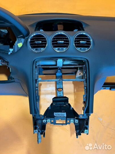 Панель торпедо на Peugeot 308