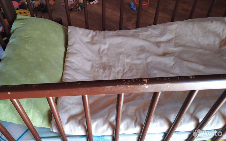 Детская деревянная кроватка с маятником