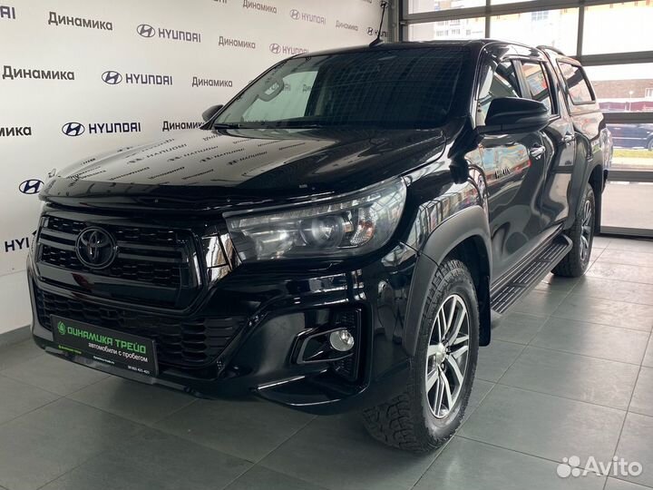 Toyota Hilux 2017 с черепами