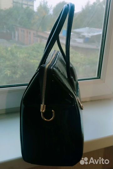 Сумка и выпрямитель для волос