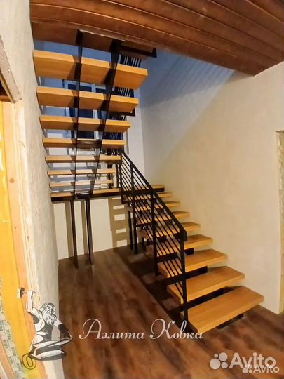 Лестница на листовом металле с перилами