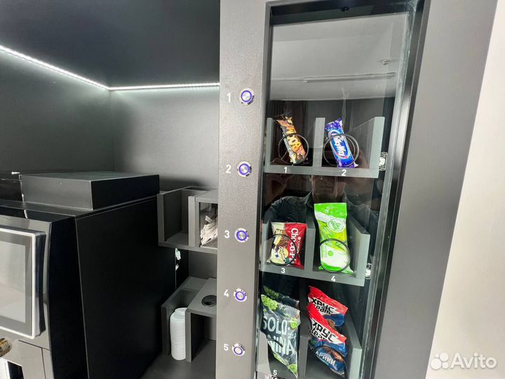 Кофейня самообслуживания со снековым аппаратом