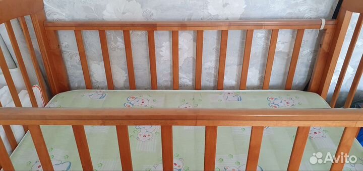 Детская кроватка с маятником и ящиком