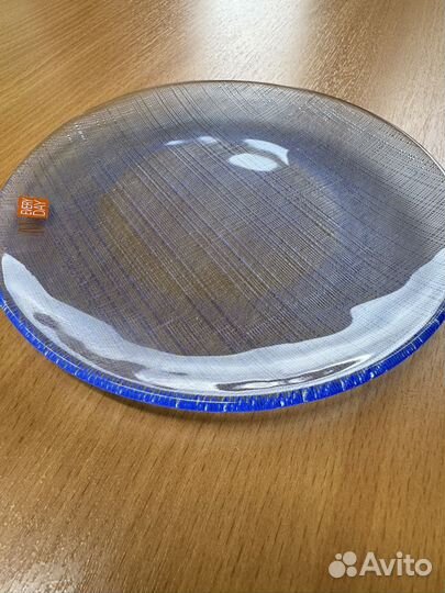 Тарелка из стекла голубая