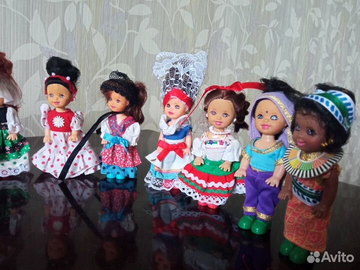 Набор из 12 кукол в национальных костюмах