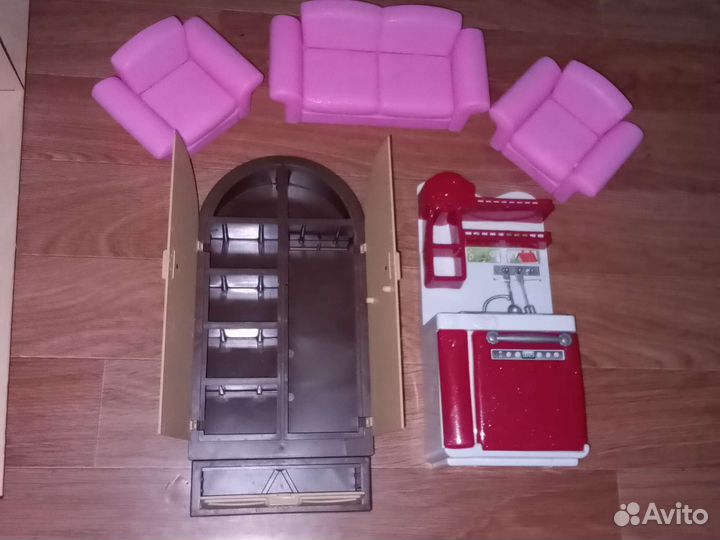 Домик для кукол деревянный с мебелью б/у